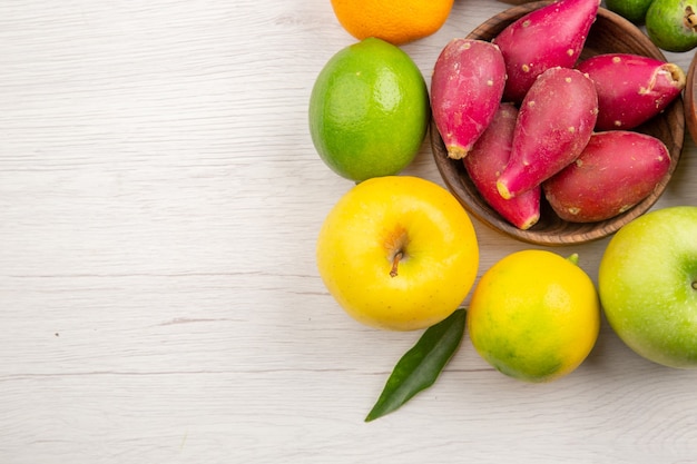 Vista dall'alto composizione di frutta fresca frutti diversi su sfondo bianco