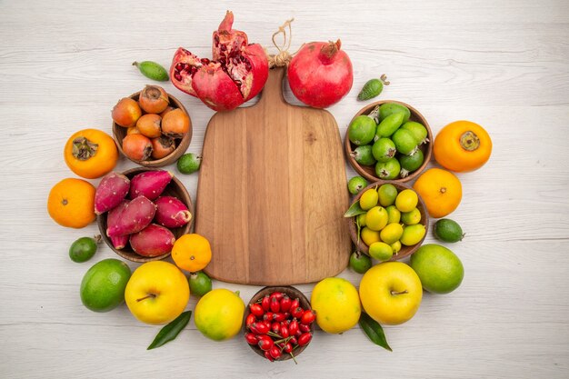 Vista dall'alto composizione di frutta fresca frutti diversi su sfondo bianco