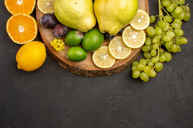 Vista dall'alto composizione di frutta fresca frutti dolci e maturi su superficie scura frutti maturi salute dolce fresca