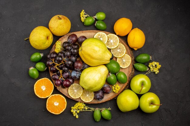 Vista dall'alto composizione di frutta fresca frutti dolci e maturi su superficie scura frutti maturi vitamina fresca dolce