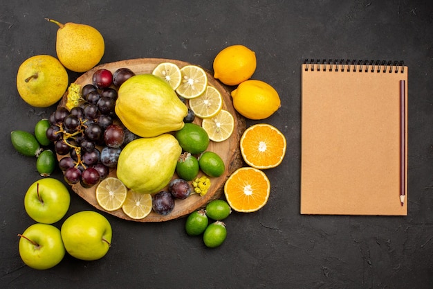 Vista dall'alto composizione di frutta fresca frutti maturi morbidi sulla superficie scura frutta matura vitamina fresca dolce