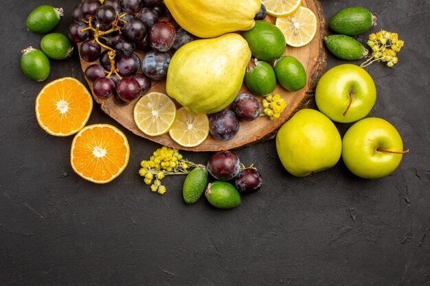 Vista dall'alto composizione di frutta fresca frutti maturi morbidi sulla superficie scura frutta matura vitamina fresca dolce