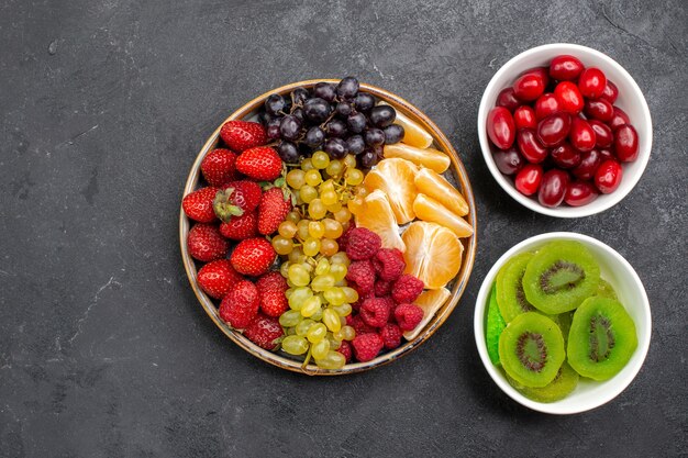 Vista dall'alto composizione di frutta frutta fresca diversa sullo spazio grigio scuro