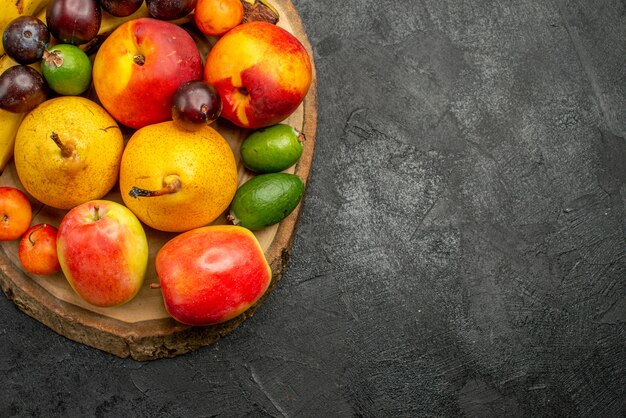 Vista dall'alto composizione di frutta frutta fresca su sfondo grigio scuro