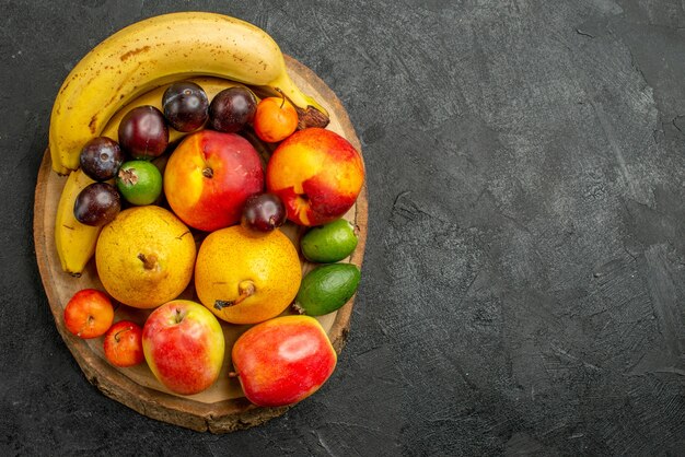 Vista dall'alto composizione di frutta frutta fresca su sfondo grigio scuro