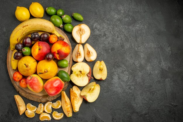 Vista dall'alto composizione di frutta frutta fresca su sfondo grigio