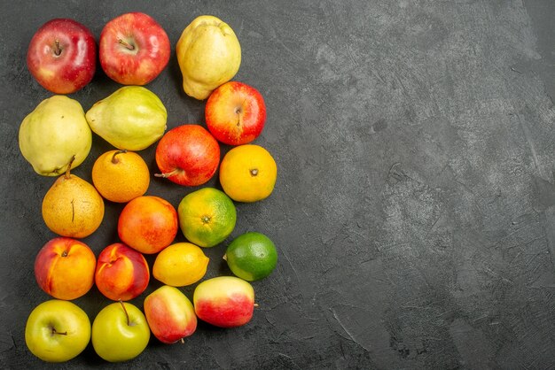 Vista dall'alto composizione di frutta quelli freschi sullo sfondo scuro