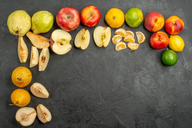 Vista dall'alto composizione di frutta quelli freschi sullo sfondo scuro