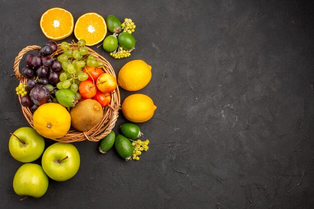 Vista dall'alto composizione di frutti diversi frutti maturi e morbidi su sfondo scuro dieta frutta fresca dolce