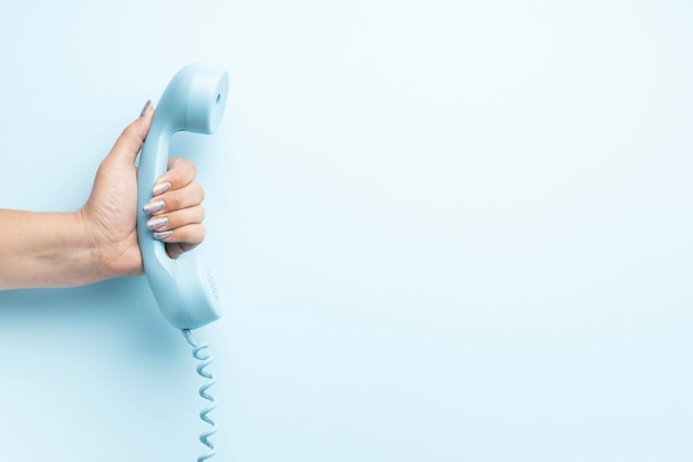 Vista dall'alto composizione nel concetto di lunedì blu con telefono