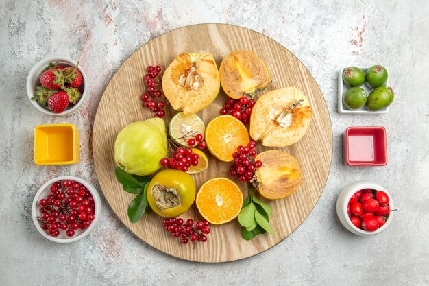 Vista dall'alto composizione nella frutta frutta fresca sul pavimento bianco