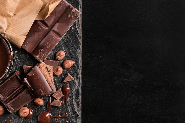 Vista dall'alto composizione scura di cioccolato con spazio di copia