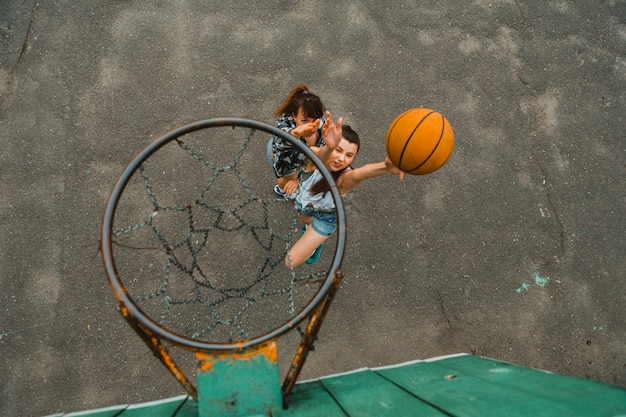 Vista dall&#39;alto con un cerchio di ragazze che giocano a basket