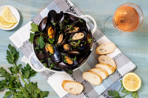 Vista dall'alto conchiglie di cozze con fette di pane