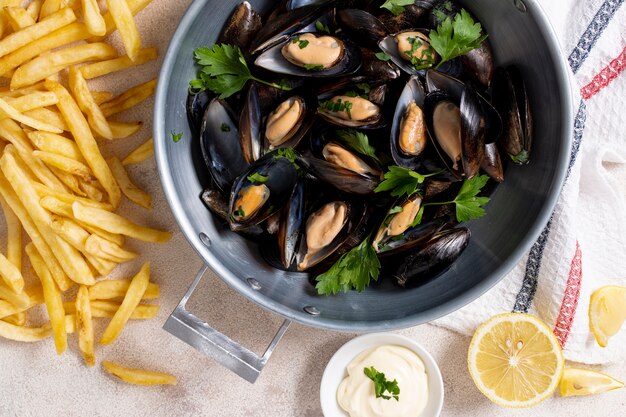 Vista dall'alto conchiglie di cozze con patatine fritte