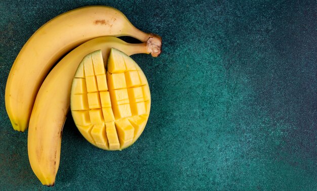 Vista dall'alto copia spazio banane con manghi tritati su verde