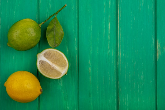 Vista dall'alto copia spazio calce con limone su sfondo verde