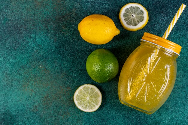 vista dall'alto copia spazio lime con succo d'arancia lemonnd su verde