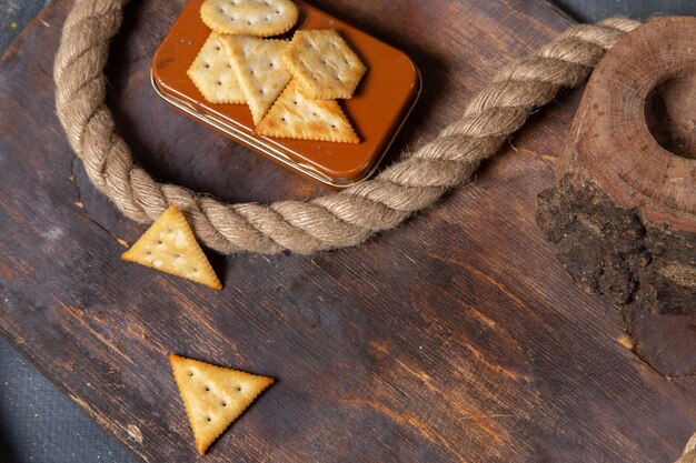 Vista dall'alto cracker salati gustosi con corde sulla scrivania in legno snack croccante cracker foto