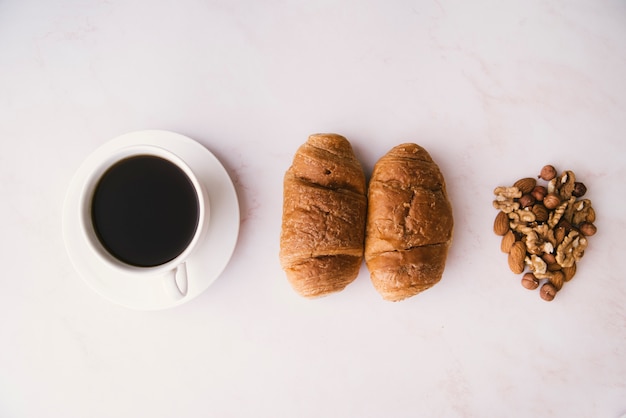 Vista dall'alto croissant e caffè colazione