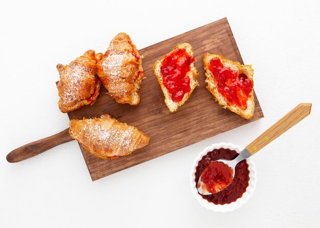 Vista dall'alto croissant francesi e marmellata di fragole