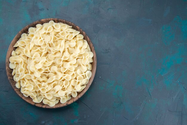 Vista dall'alto cucinato pasta italiana all'interno del piatto marrone su oscurità