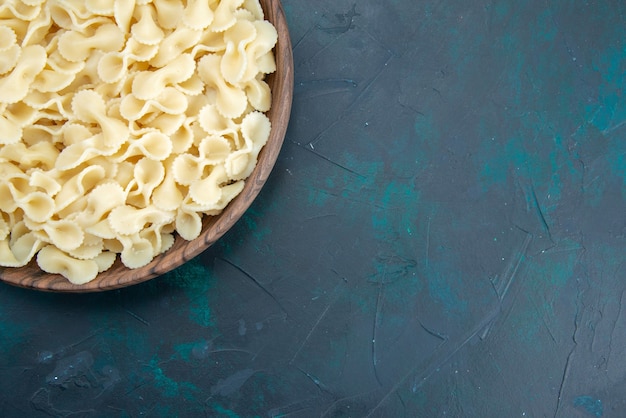 Vista dall'alto cucinato pasta italiana su oscurità