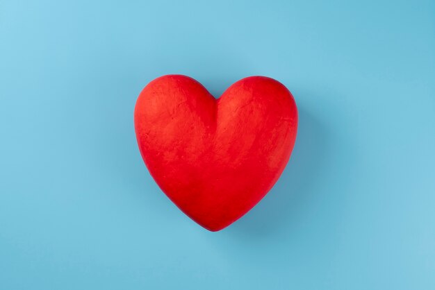 Vista dall'alto cuore rosso su sfondo blu