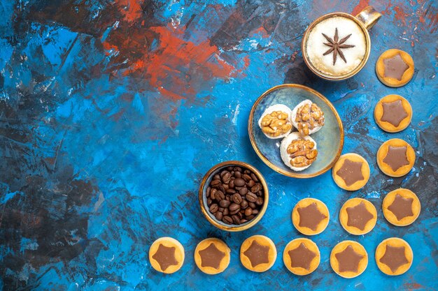 Vista dall'alto da lontano dolci chicchi di caffè biscotti al cioccolato una tazza di caffè Delizia turca