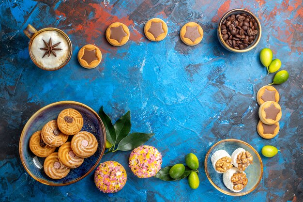 Vista dall'alto da lontano dolci diversi dolci biscotti chicchi di caffè una tazza di caffè