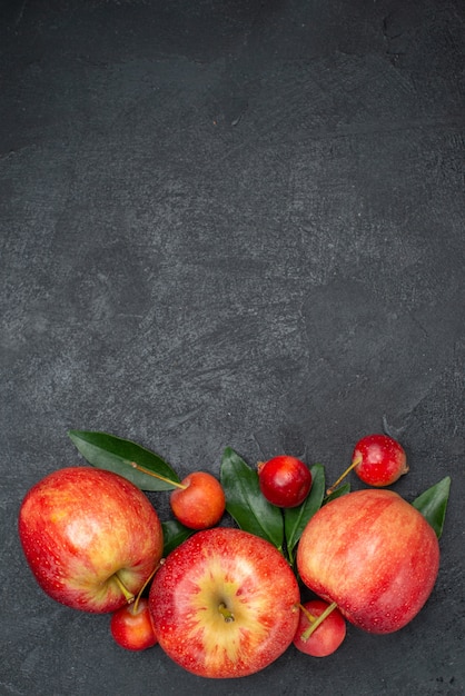 Vista dall'alto da lontano frutti appetitosi frutti e bacche con foglie