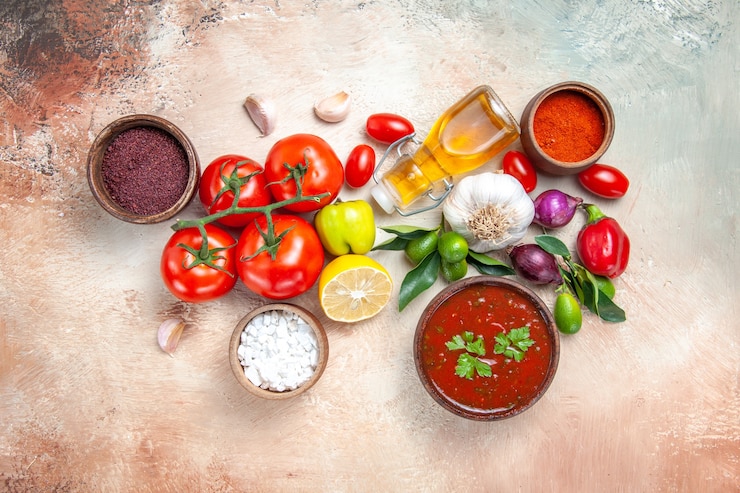 Foto gratuito vista dall'alto da lontano verdure spezie salse cipolla aglio limone pomodori con peduncoli olio pepe