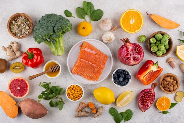 Vista dall'alto degli alimenti che aumentano l'immunità con verdure e pesce