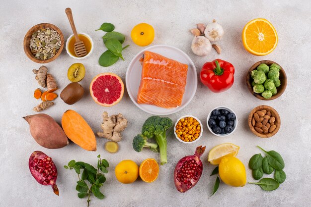 Vista dall'alto degli alimenti che aumentano l'immunità con verdure e pesce