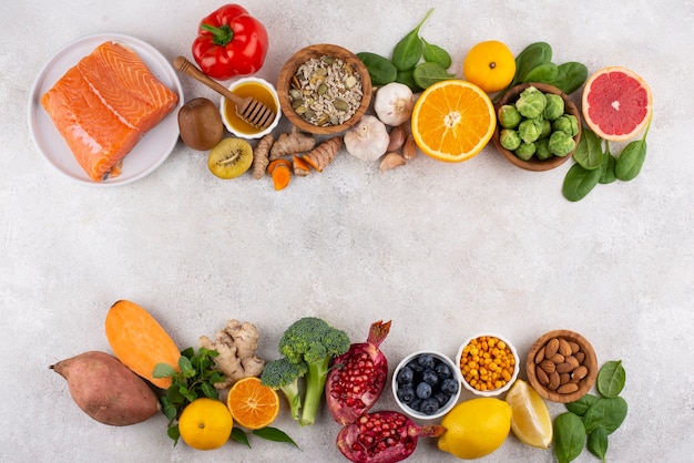 Vista dall'alto degli alimenti che aumentano l'immunità con verdure e pesce