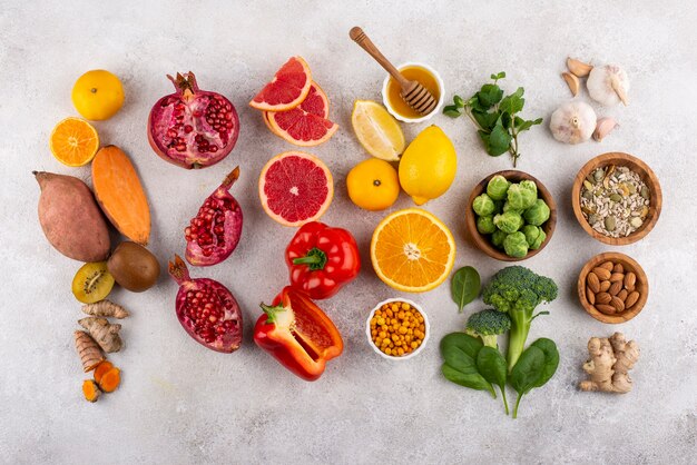 Vista dall'alto degli alimenti che aumentano l'immunità con verdure e pesce