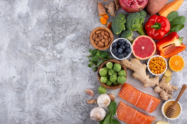 Vista dall'alto degli alimenti che aumentano l'immunità con verdure e pesce