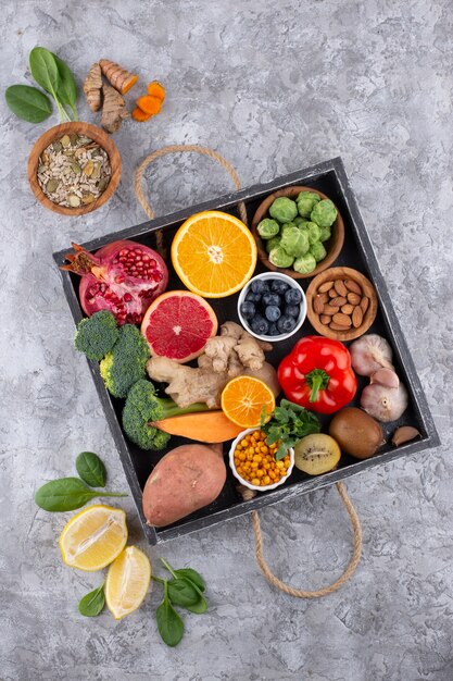 Vista dall'alto degli alimenti che aumentano l'immunità con verdure e pesce