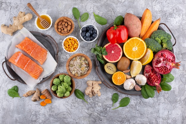 Vista dall'alto degli alimenti che aumentano l'immunità con verdure e pesce