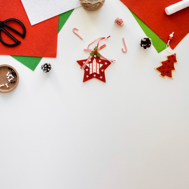 Vista dall'alto degli elementi essenziali per decorare il regalo di Natale