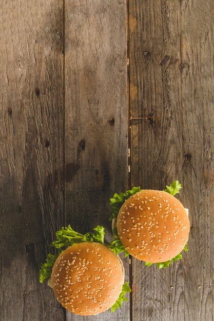 Vista dall&#39;alto degli hamburger sulla superficie di legno