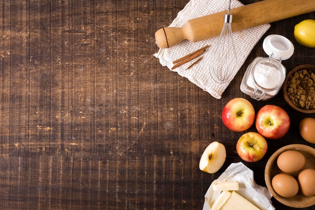 Vista dall'alto degli ingredienti per la torta del ringraziamento con mele e uova