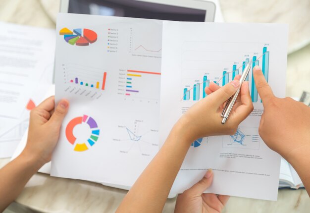 Vista dall&#39;alto dei lavoratori controllo dei documenti statistici