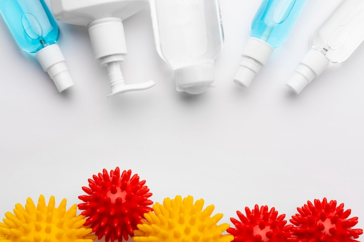 Foto gratuito vista dall'alto dei prodotti di disinfezione con virus