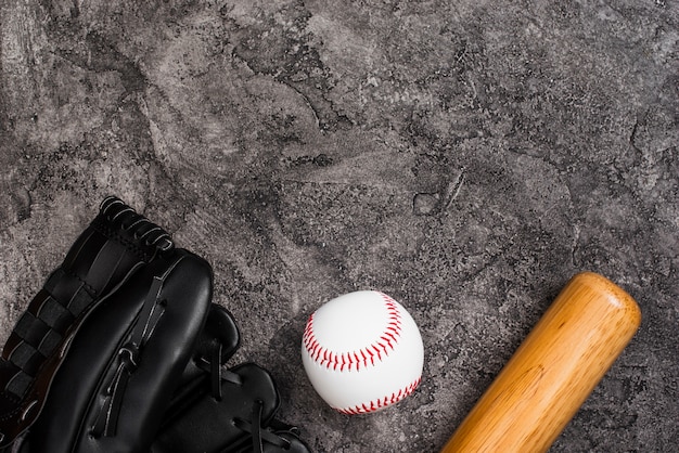 Vista dall'alto del baseball con pipistrello e copia spazio