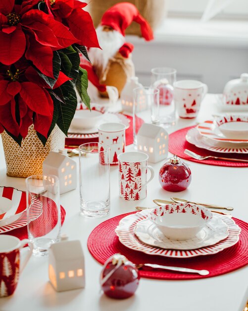 Vista dall'alto del bellissimo set da pranzo di Natale - decorazioni per la casa