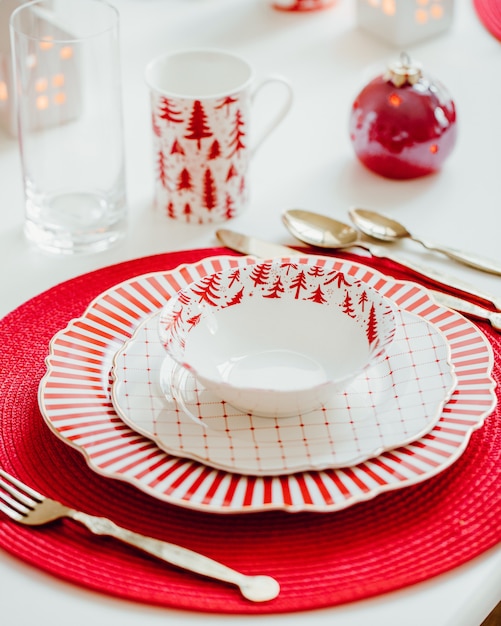 Vista dall'alto del bellissimo set da pranzo di Natale - decorazioni per la casa