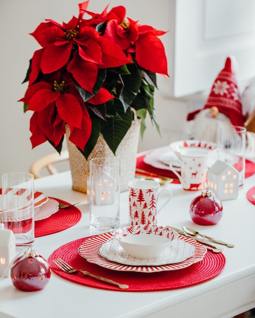 Vista dall'alto del bellissimo set da pranzo di Natale - decorazioni per la casa