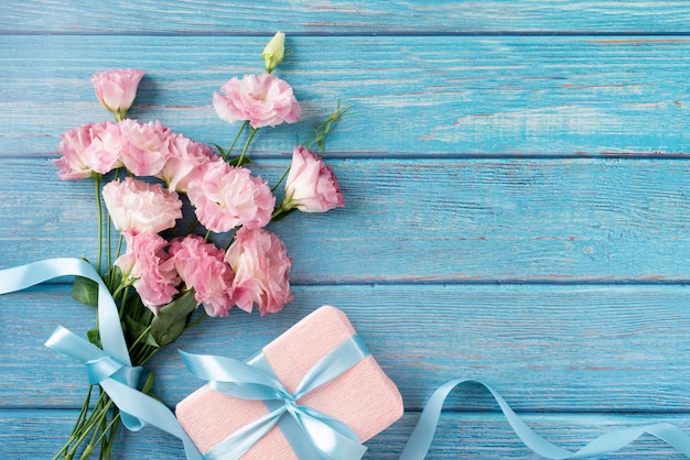 Vista dall'alto del bouquet di fiori con regalo