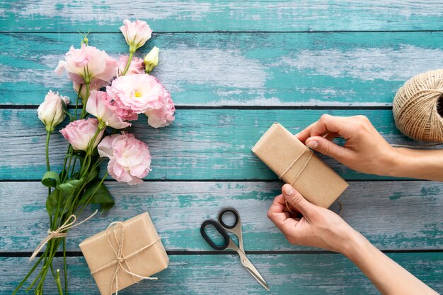 Vista dall'alto del bouquet di fiori con regalo